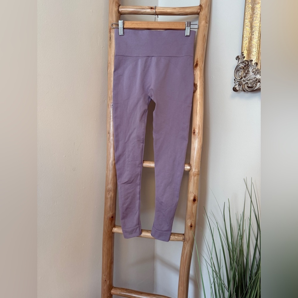 SET ACTIVE REVOLVE Leggings Size Small Havana Lilac Purple Seamless - Picture 3 of 5